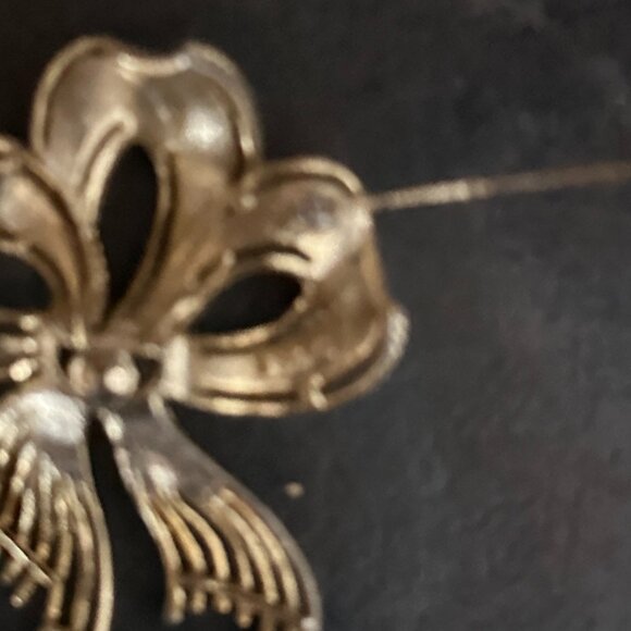 Vintage Lisner Textured Gold Tone Ribbon Bow Brooch - Picture 8 of 8